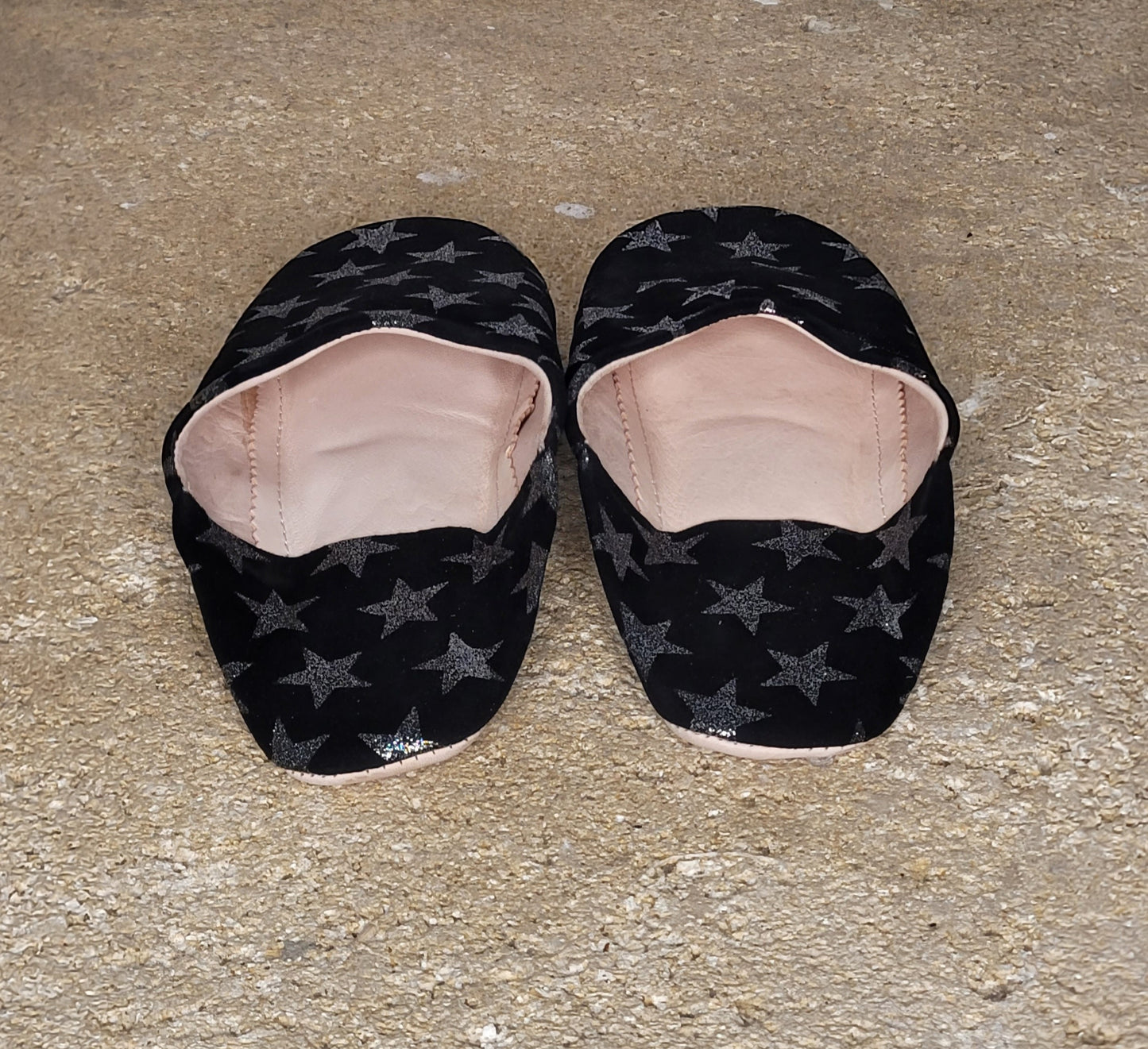 Babouches en Daim Noir Étoiles Argent — Artisanales & Fait Main au Maroc