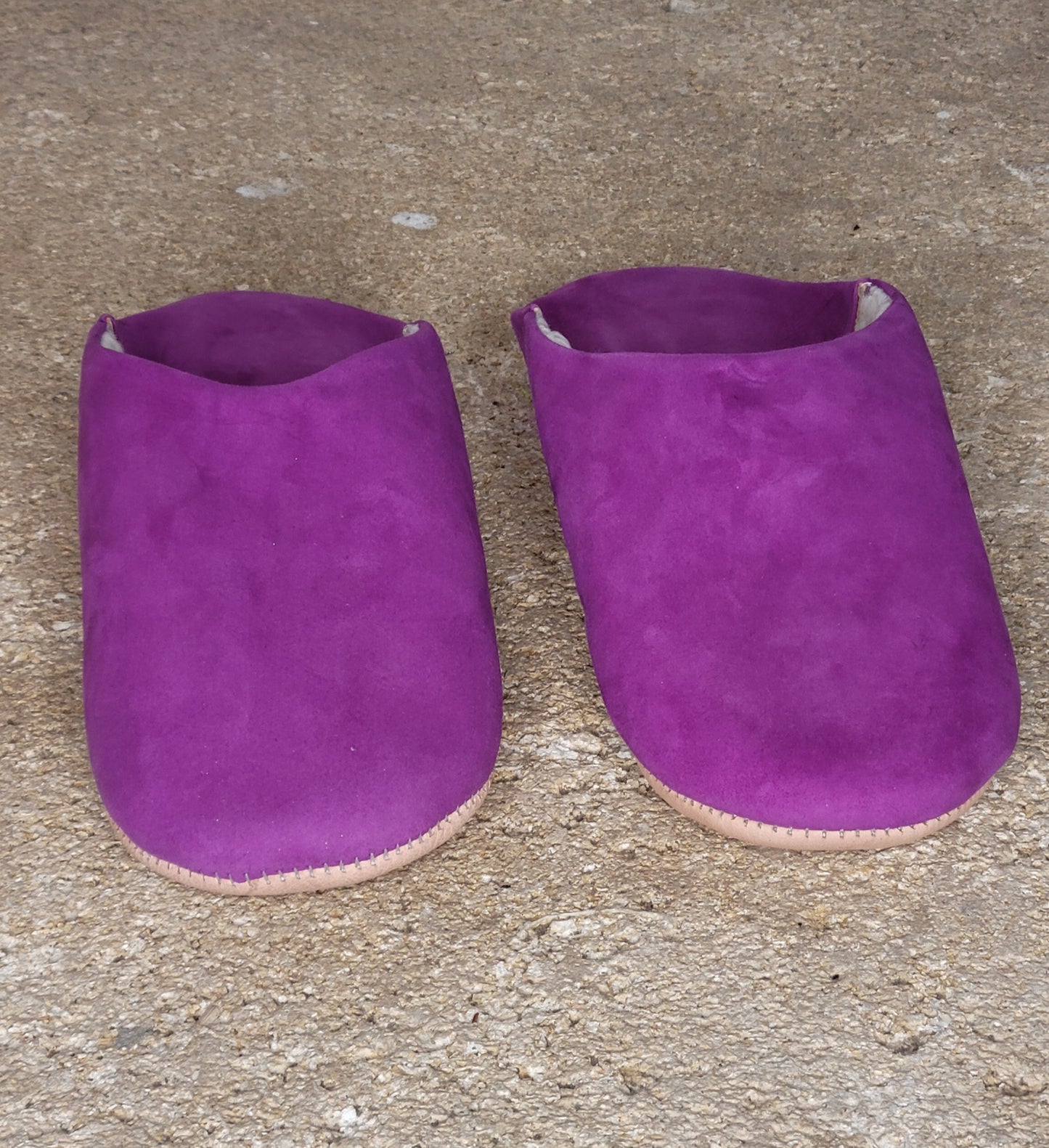 Babouches en Daim Fuschia Fourrées — Artisanales & Chaudes Fait Main au Maroc
