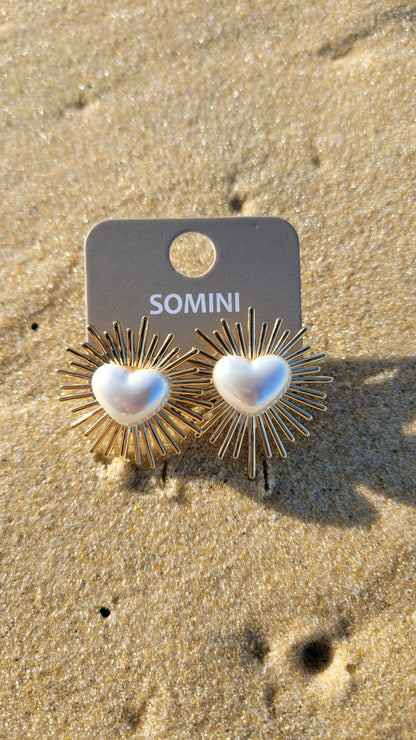 Boucles d’oreilles cœur en nacre de synthèse et rayons dorés