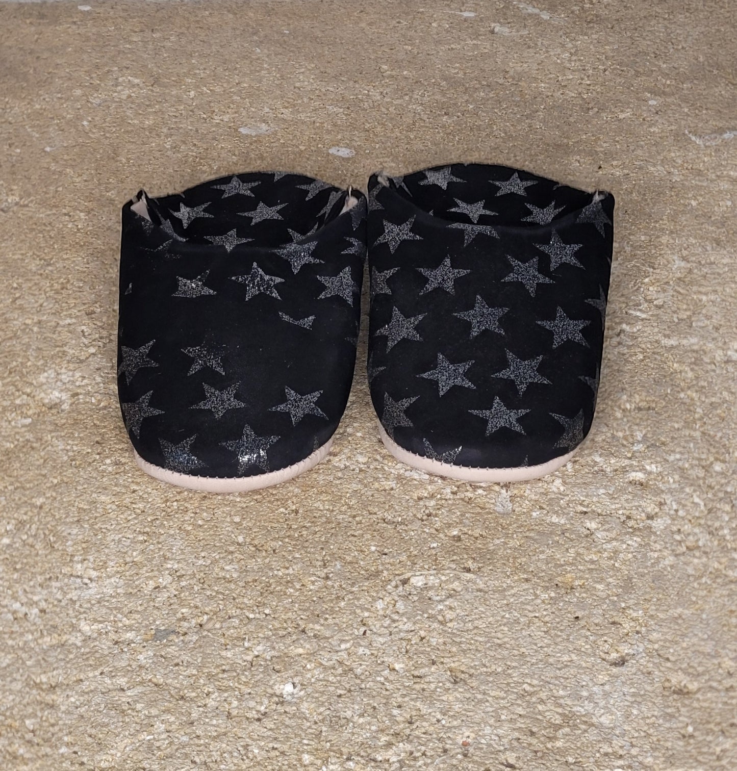 Babouches en Daim Noir Étoiles Argent — Artisanales & Fait Main au Maroc