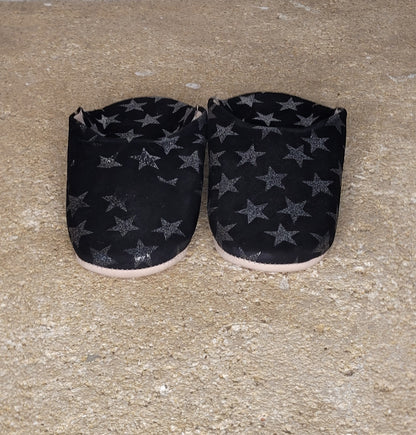 Babouches en Daim Noir Étoiles Argent — Artisanales & Fait Main au Maroc