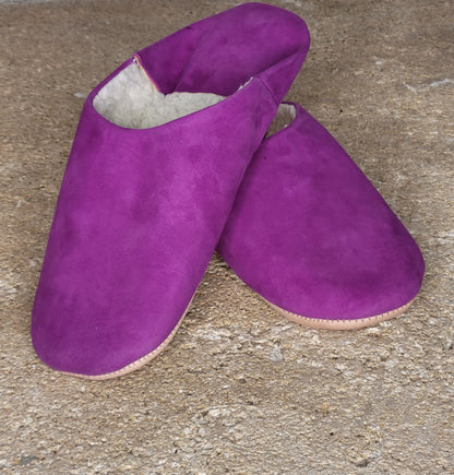 Babouches en Daim Fuschia Fourrées — Artisanales & Chaudes Fait Main au Maroc