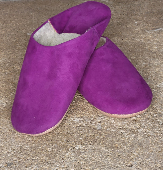 Babouches en Daim Fuschia Fourrées — Artisanales & Chaudes Fait Main au Maroc