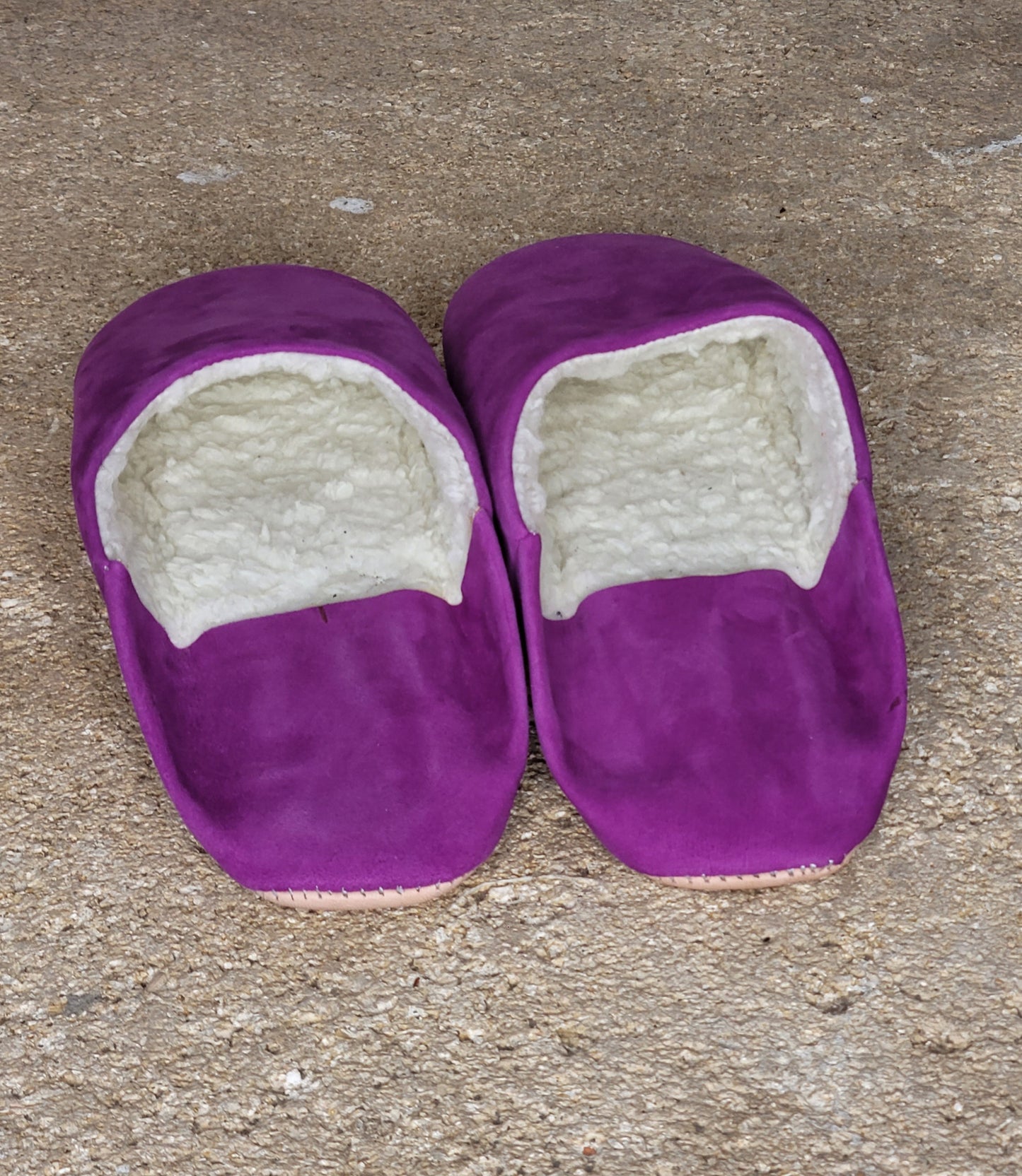 Babouches en Daim Fuschia Fourrées — Artisanales & Chaudes Fait Main au Maroc