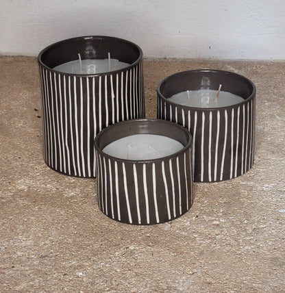 Bougie artisanale en céramique grise rayée – Senteur Jasmin