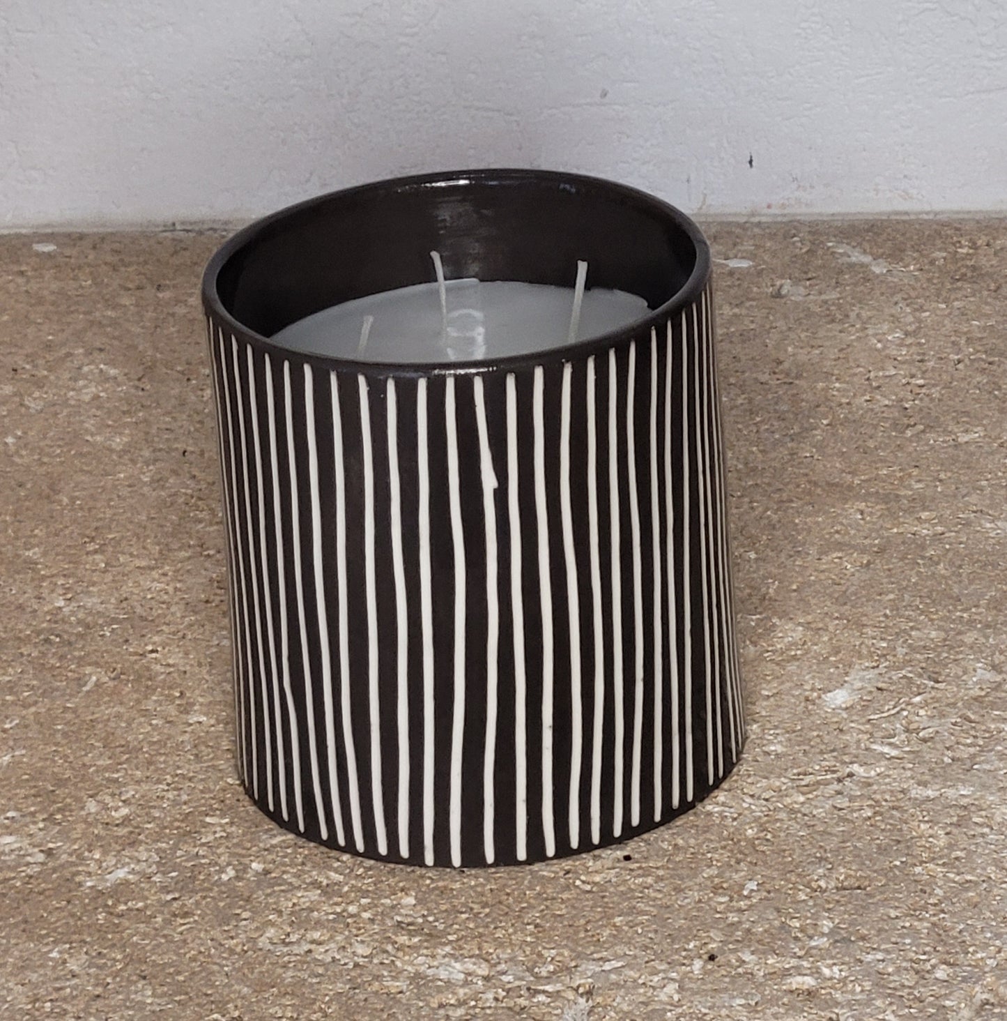 Bougie artisanale en céramique grise rayée – Senteur Jasmin