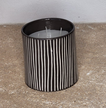 Bougie artisanale en céramique grise rayée – Senteur Jasmin