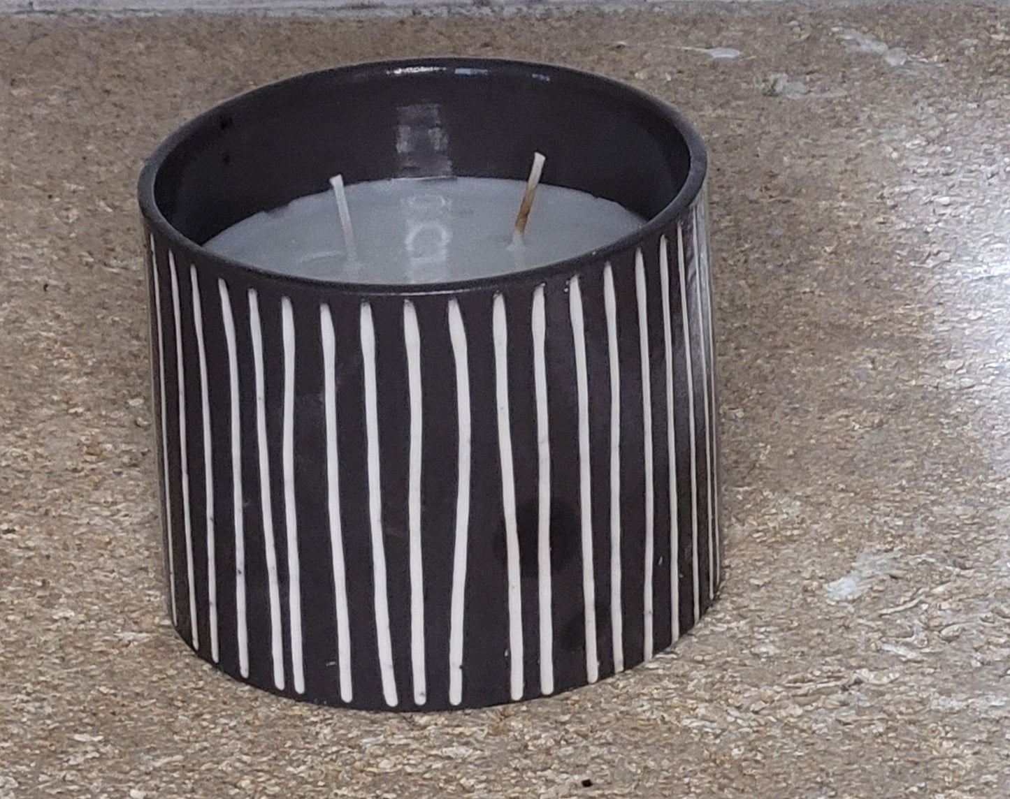 Bougie artisanale en céramique grise rayée – Senteur Jasmin