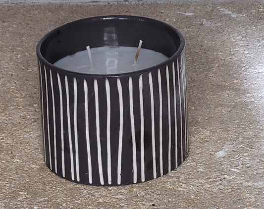 Bougie artisanale en céramique grise rayée – Senteur Jasmin