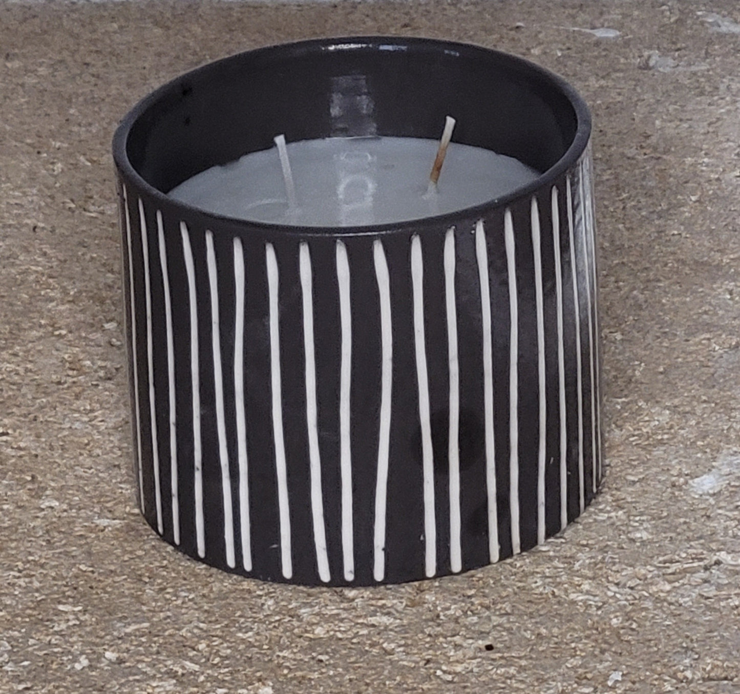 Bougie artisanale en céramique grise rayée – Senteur Jasmin