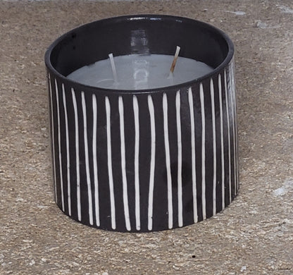 Bougie artisanale en céramique grise rayée – Senteur Jasmin
