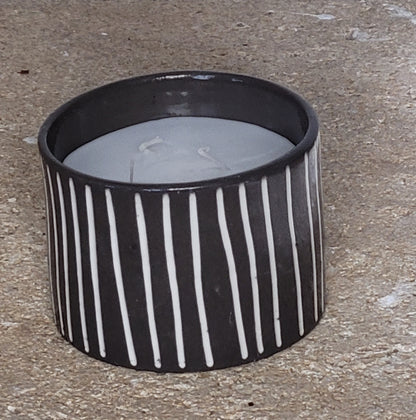 Bougie artisanale en céramique grise rayée – Senteur Jasmin