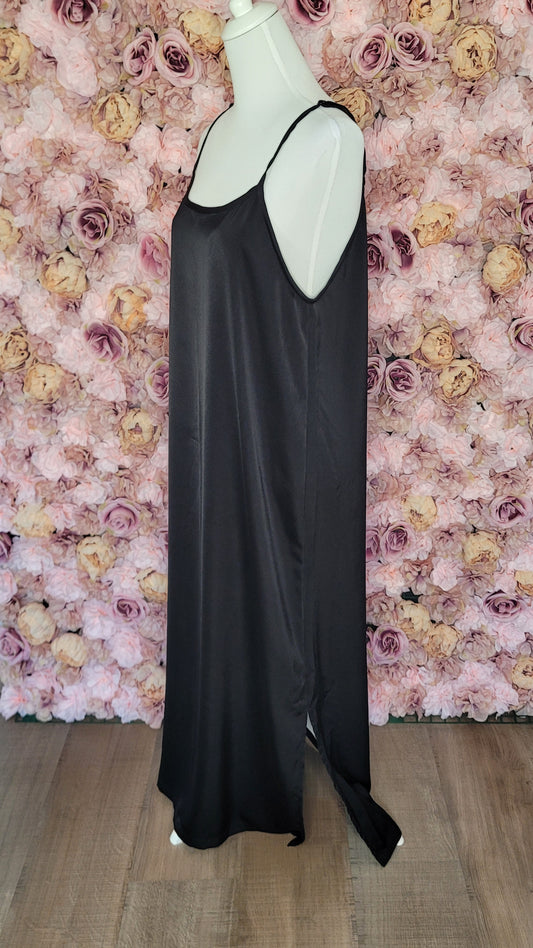 Robe noire à bretelles en satin de soie modèle "COCO"– Coupe fluide avec fente côté | Fabrication artisanale