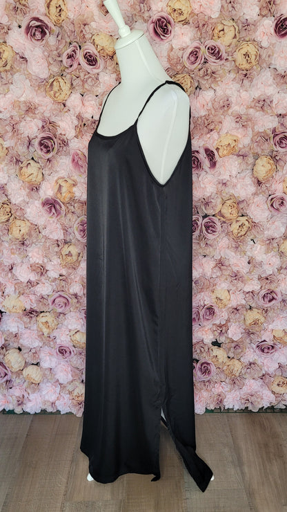 Robe noire à bretelles en satin de soie modèle "COCO"– Coupe fluide avec fente côté | Fabrication artisanale