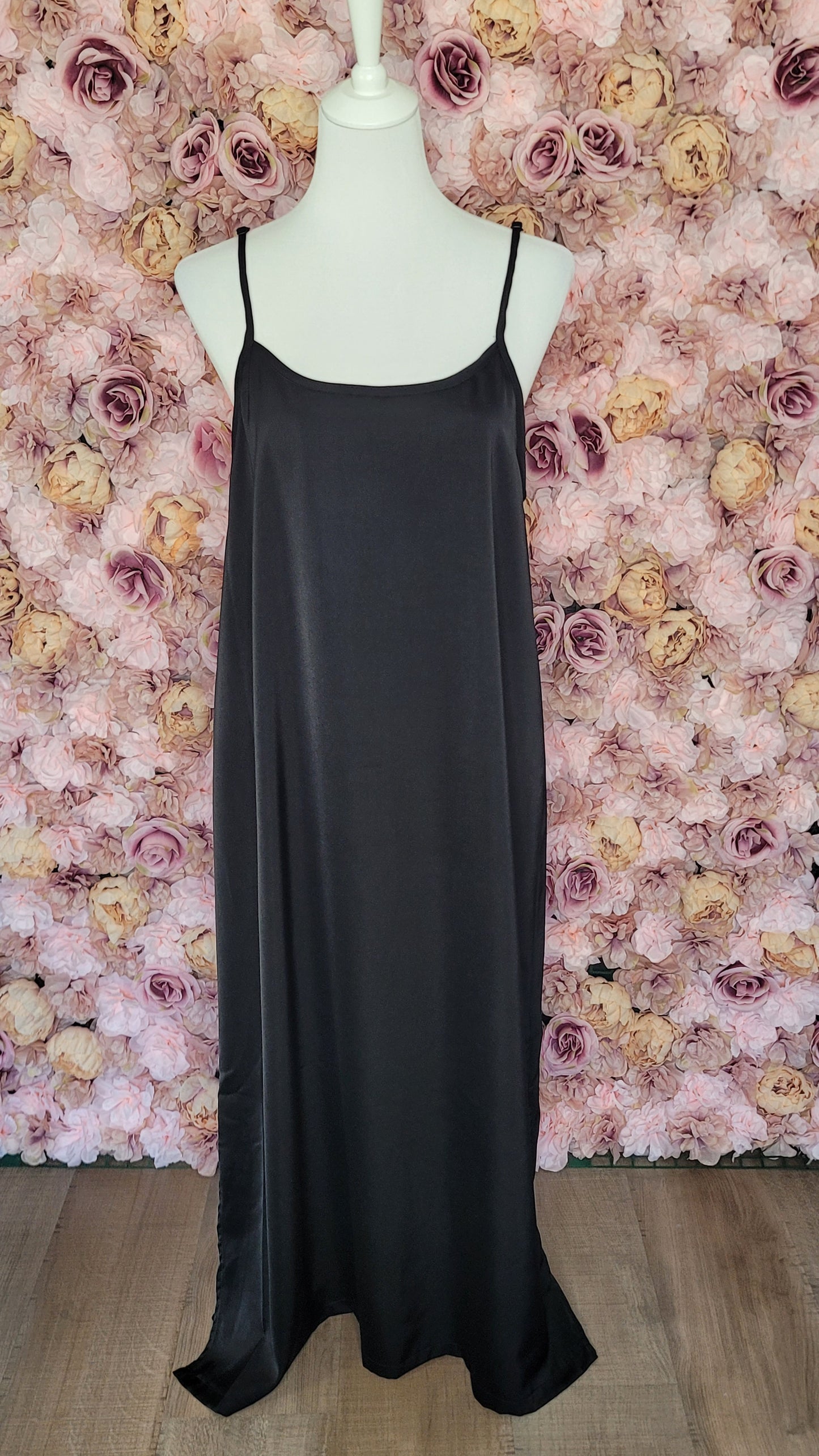 Robe noire à bretelles en satin de soie modèle "COCO"– Coupe fluide avec fente côté | Fabrication artisanale