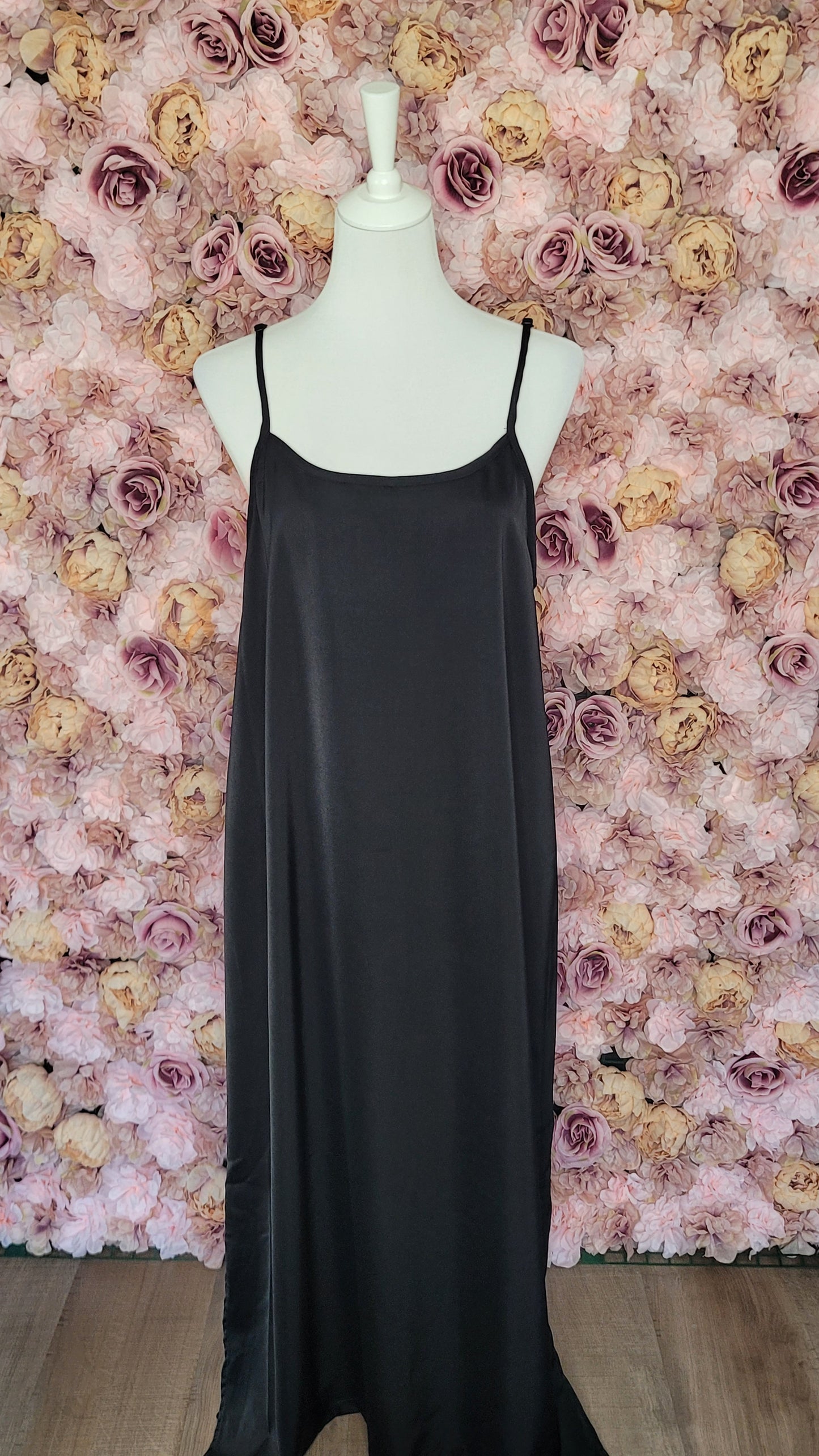 Robe noire à bretelles en satin de soie modèle "COCO"– Coupe fluide avec fente côté | Fabrication artisanale