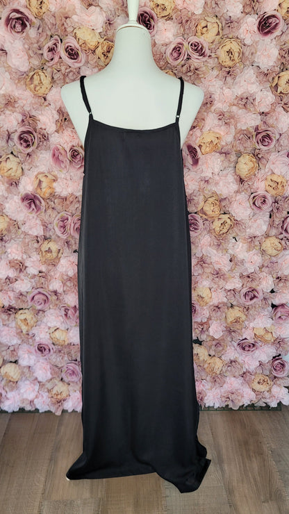Robe noire à bretelles en satin de soie modèle "COCO"– Coupe fluide avec fente côté | Fabrication artisanale