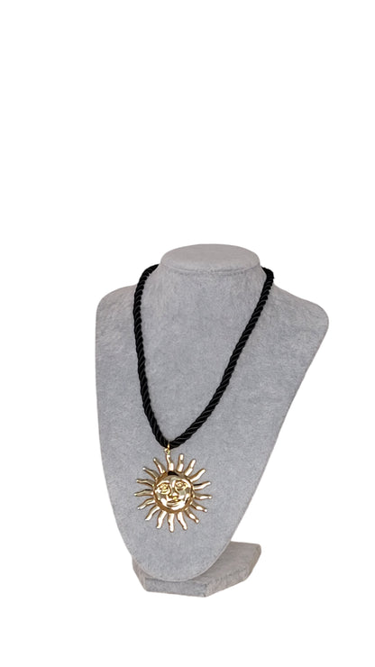 Collier cordon noir torsadé et pendentif soleil doré