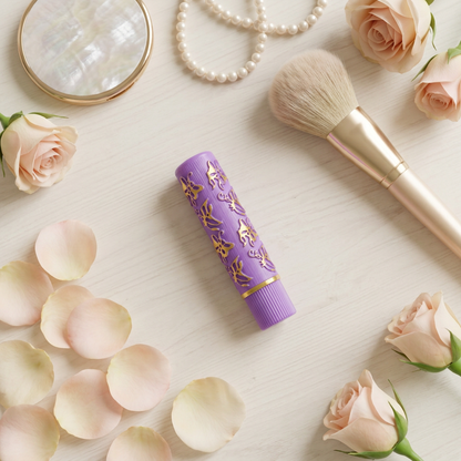 Rouge à lèvres magique, mise en scène beauté sur coiffeuse